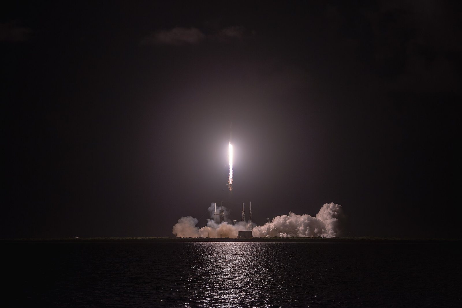 Un razzo Falcon 9 di SpaceX al decollo per una missione Starlink