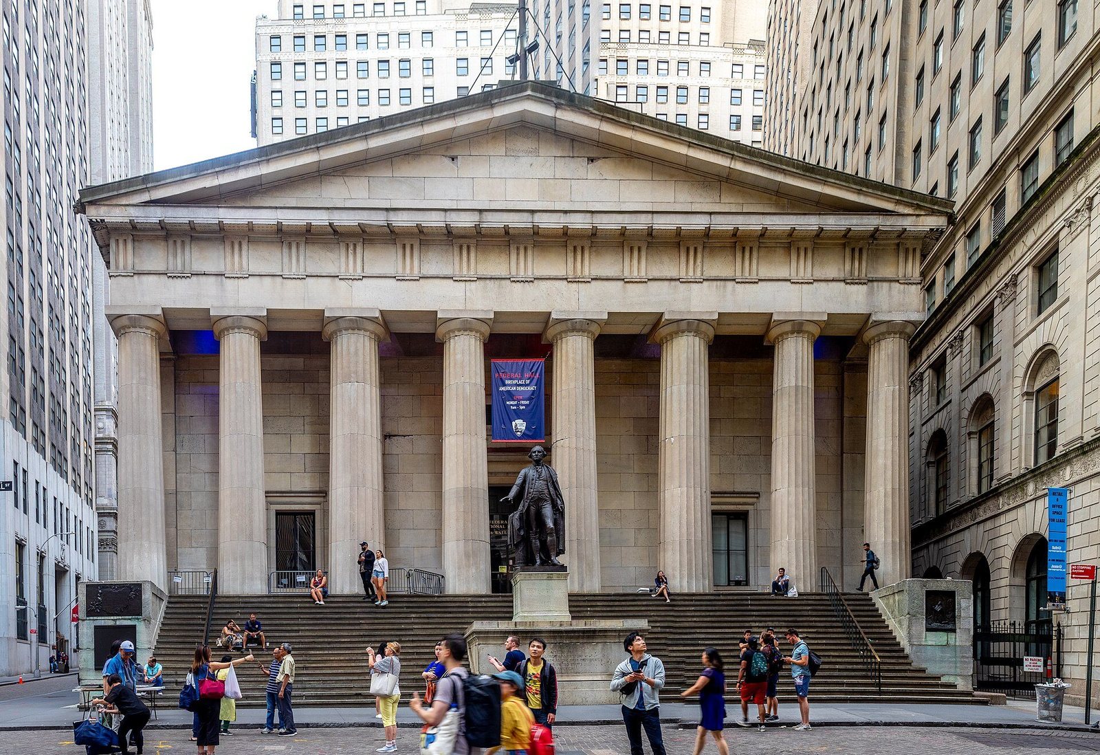 Il Federal Hall National Memorial in Wall Street, di fronte alla Borsa di New York