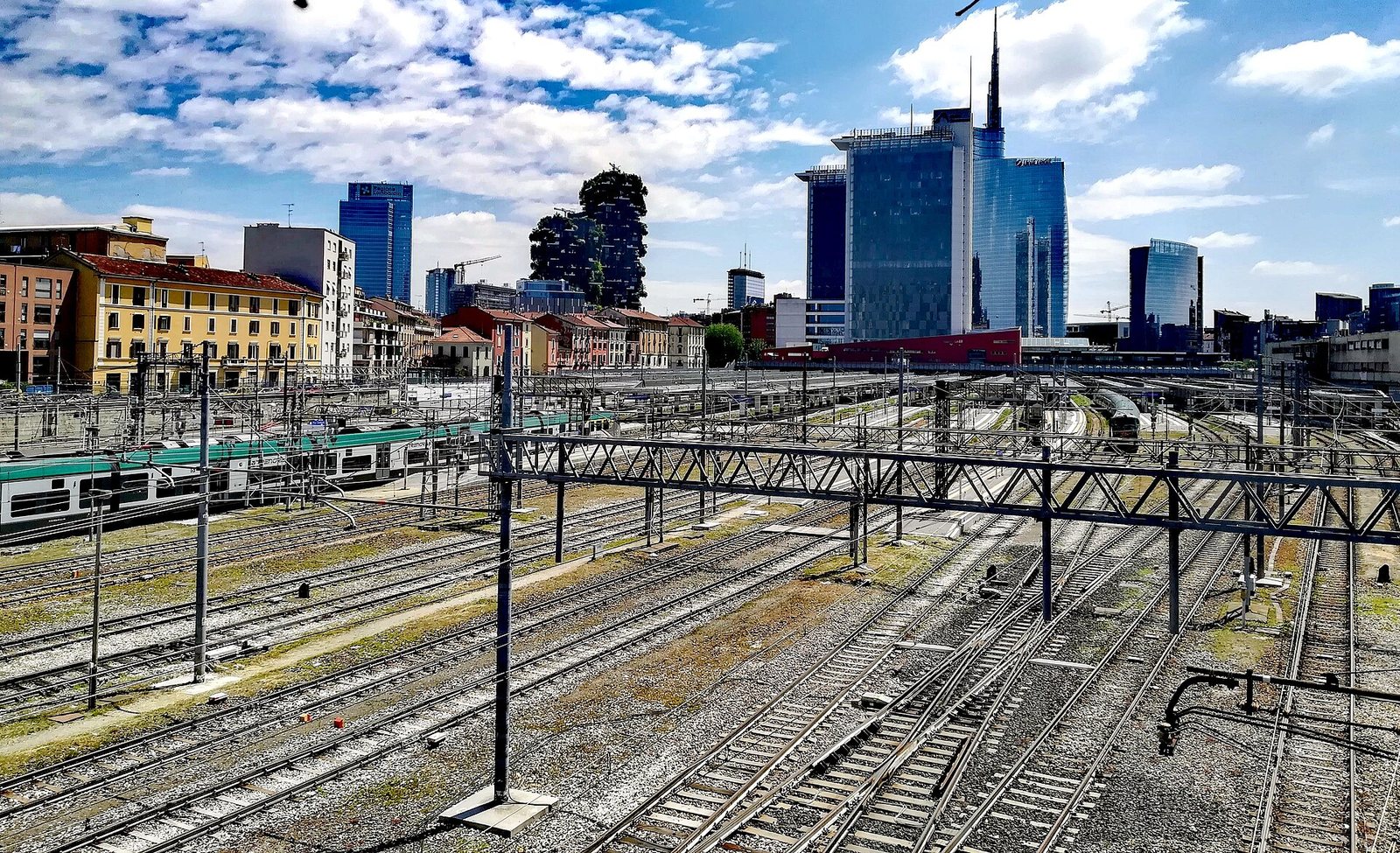 Lo skyline del distretto finanziario di Milano con la stazione di Porta Garibaldi sullo sfondo