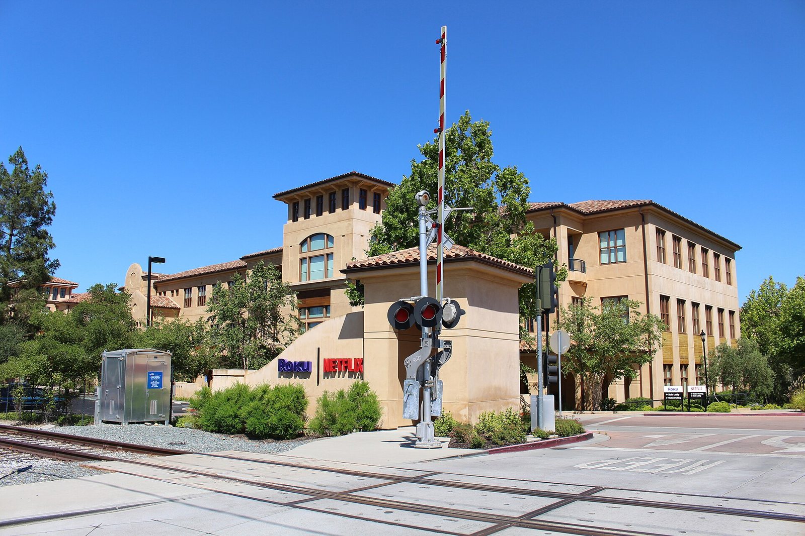 L'edificio di 100 Winchester Circle a Los Gatos, in California, con l'insegna di Netflix