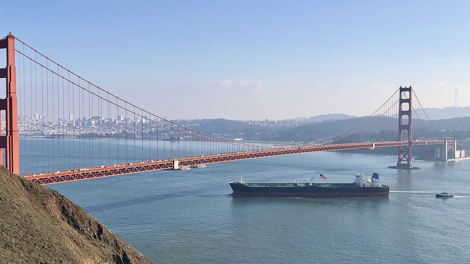La petroliera M/T Alaskan Navigator in navigazione verso San Francisco, sotto il Golden Gate Bridge