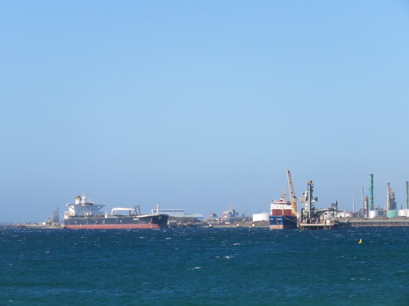 La petroliera Pericles ormeggiata al pontile di una raffineria