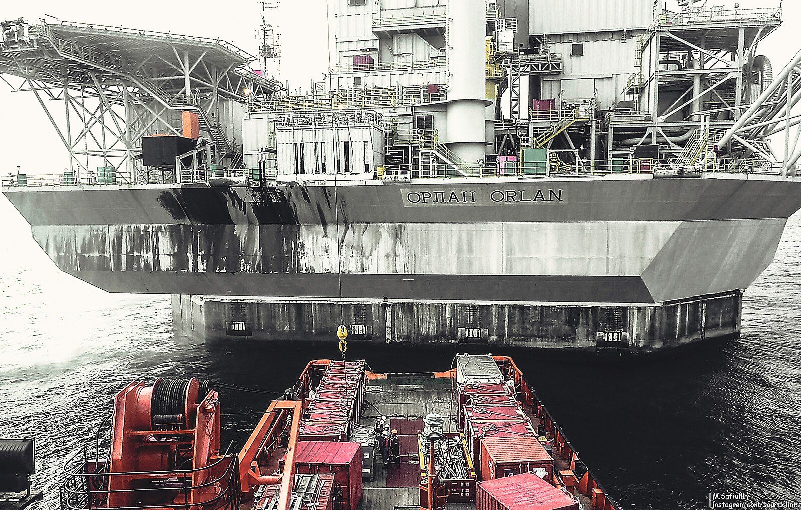 Piattaforma di perforazione offshore nel Mare di Okhotsk