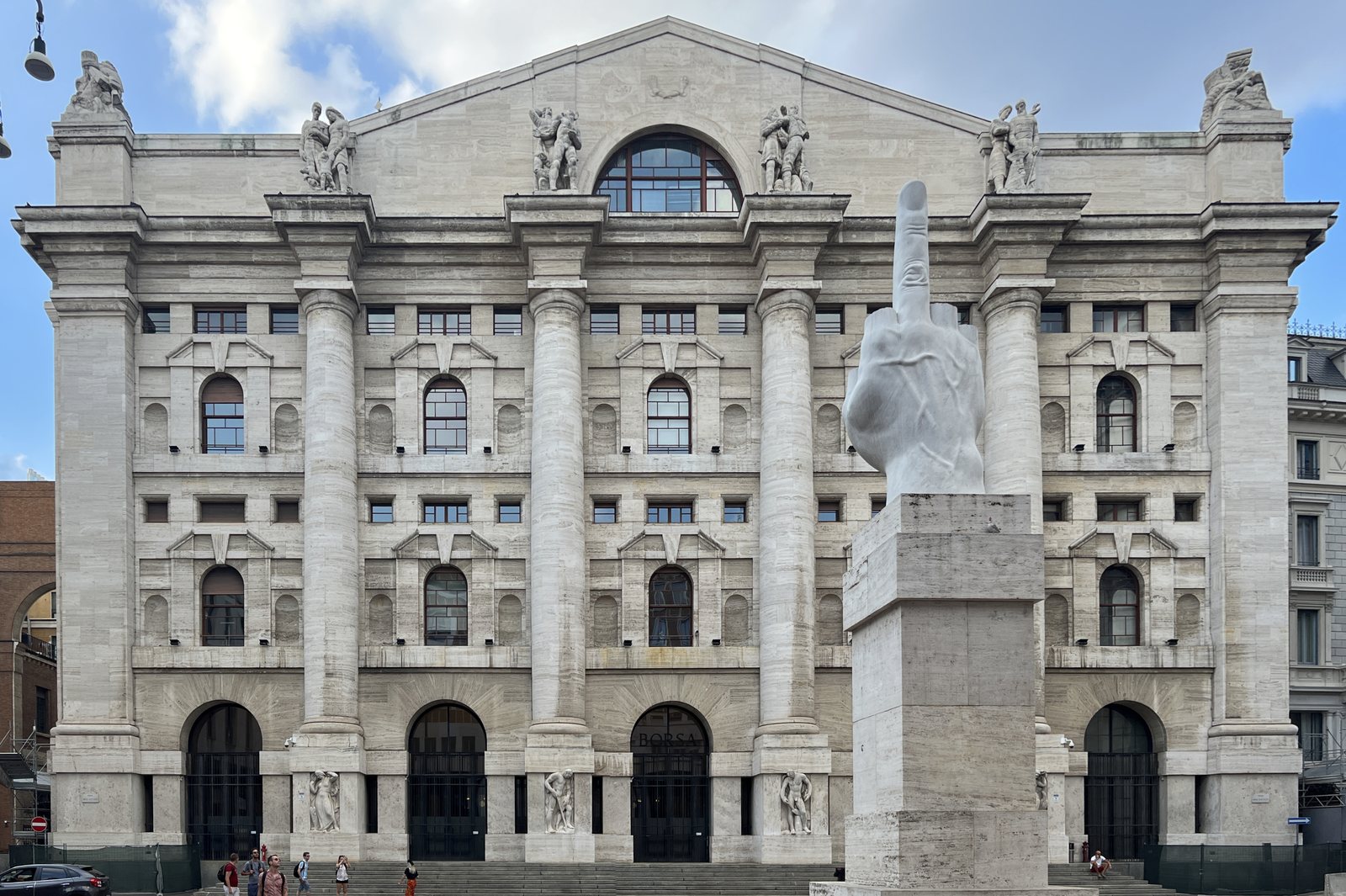 Palazzo Mezzanotte con la scultura L.O.V.E. a Milano