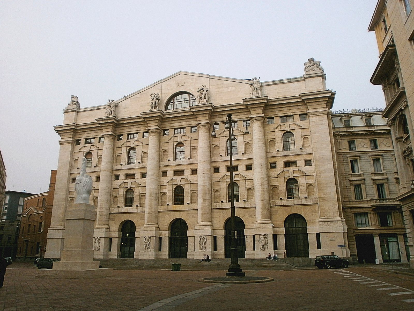 Palazzo Mezzanotte, sede della Borsa Italiana in Piazza Affari a Milano