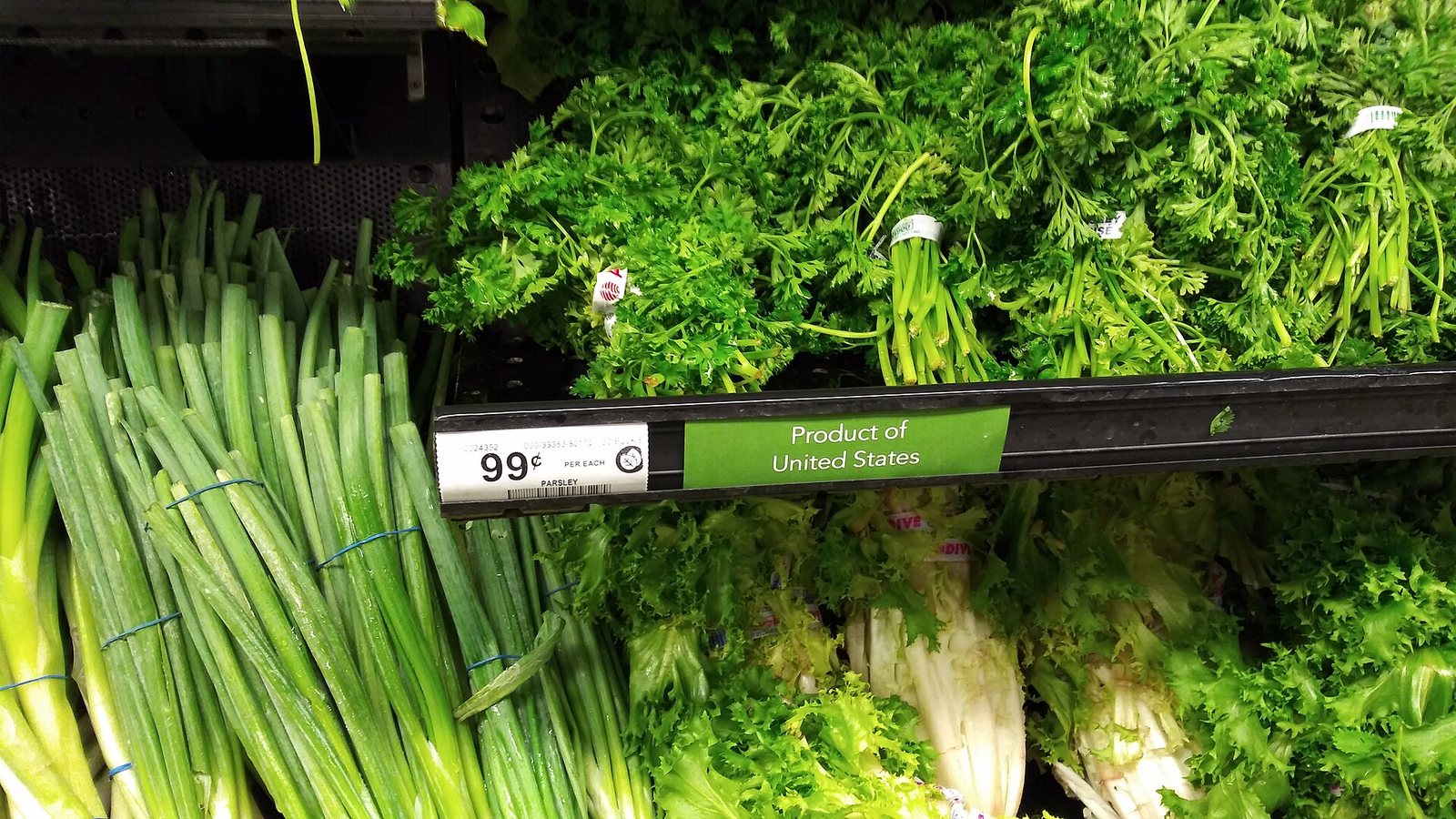 Cartellini dei prezzi nel reparto ortofrutta di un supermercato a Clearwater, in Florida