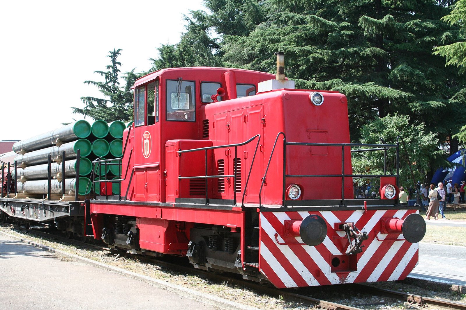 Una locomotiva di manovra Tenaris Dalmine con un carico di tubi d'acciaio