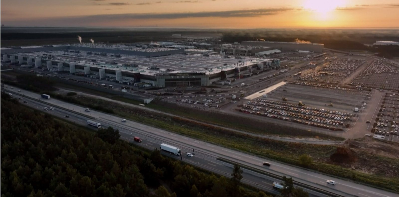 La Gigafactory Tesla di Grünheide, in Brandeburgo, vista dall'alto al tramonto