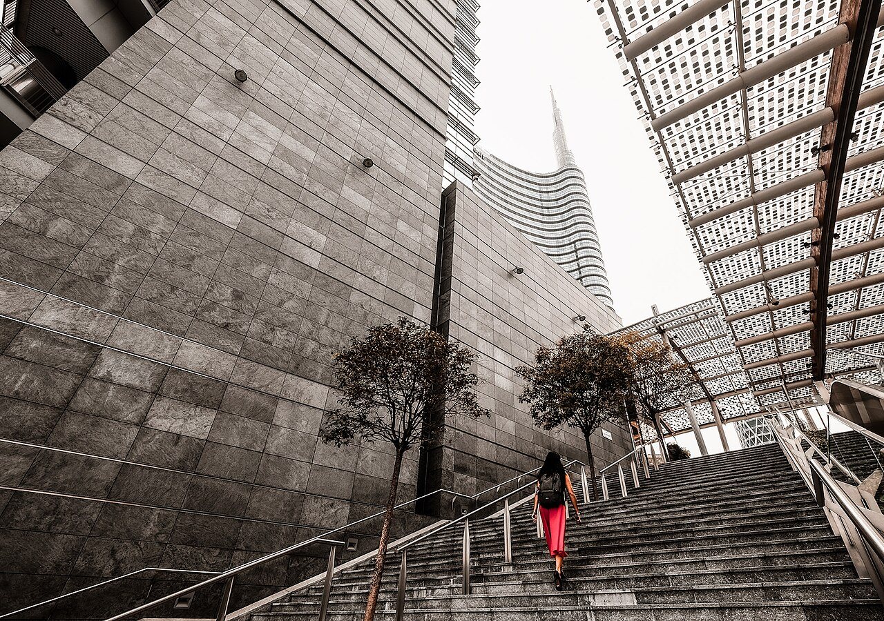 La UniCredit Tower vista da Piazza Gae Aulenti a Milano