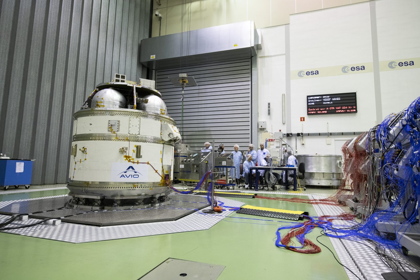 Il modulo propulsivo AVUM+ del razzo Vega-C durante test di vibrazione all'ESTEC